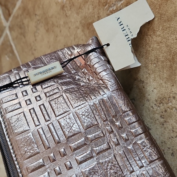Burberry Shimmering Bronze Toiletry Bag With Tag Attached - Picture 13 of 13